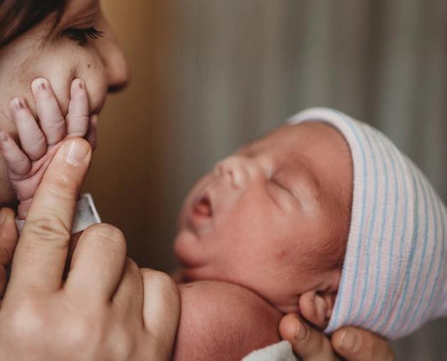 欣妈育儿经|为什么要给新生儿头部保暖？很多新手爸妈不知道！