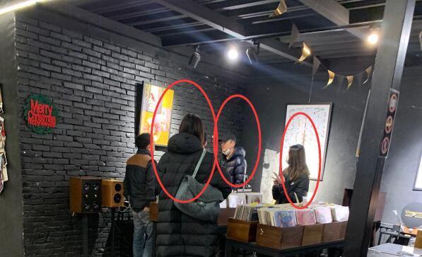 育妈计|宣布女儿“退休”后，李亚鹏罕见与李嫣同框，放下身段对女儿撒娇