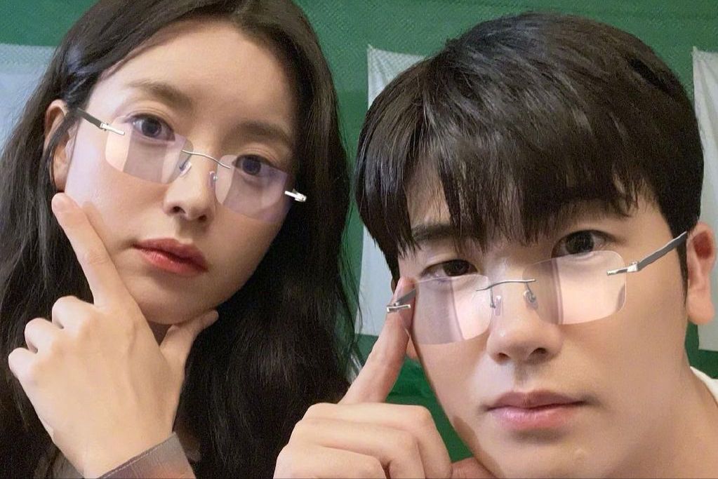 韩孝周|《幸福》圆满收官，韩孝周晒合照庆祝，一百八十度鞠躬诚意十足