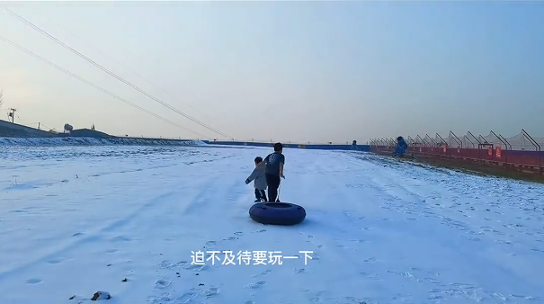黄圣依|黄圣依两儿子滑雪，安迪冬天穿短袖越发壮实，抱弟弟躺轮胎圈超有爱