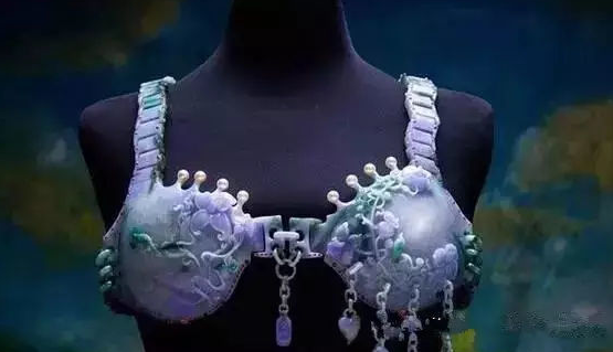 文玩|都说有钱任性，他翡翠做胸衣，有钱人的世界你不懂!