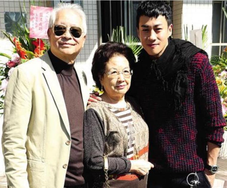 何润东|何润东：3次表白孙俪被拒，转身娶了百货柜姐，如今他们过得怎样