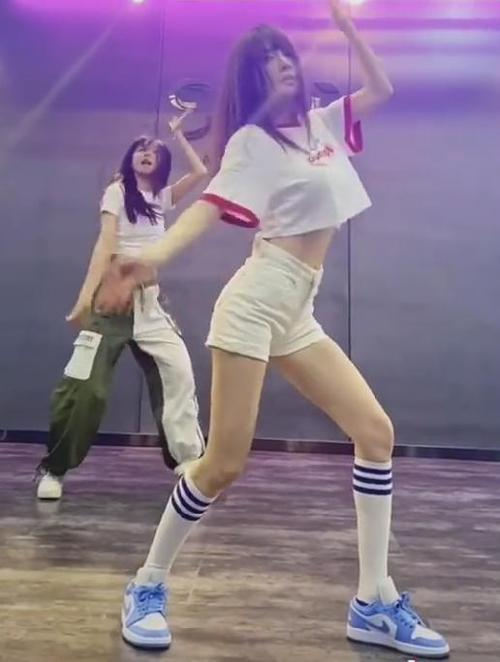 贾乃亮|小璐姐被骗1200万，贾乃亮动用圈内关系帮忙，两个人旧照翻起果真要复合？