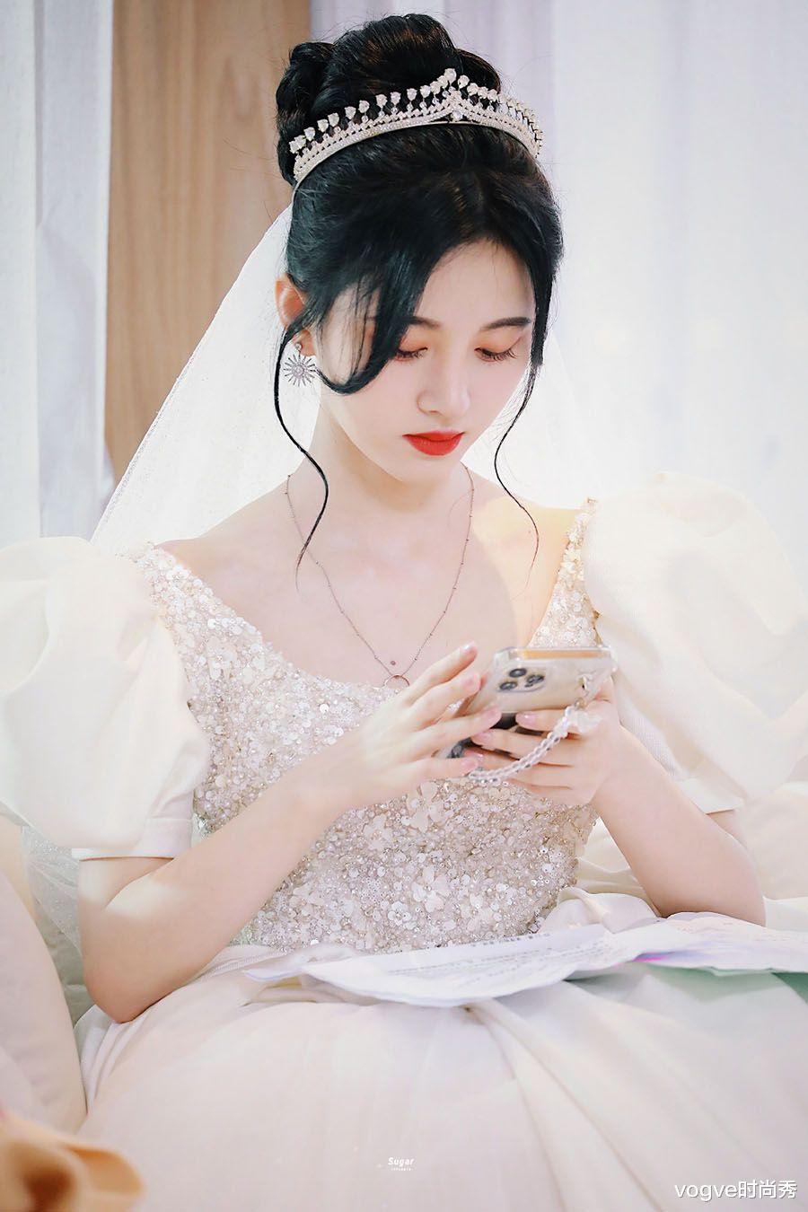 陈小纭|鞠婧祎穿婚纱走到哪“捂”到哪？戴项链后立马放开，直男视角绝了