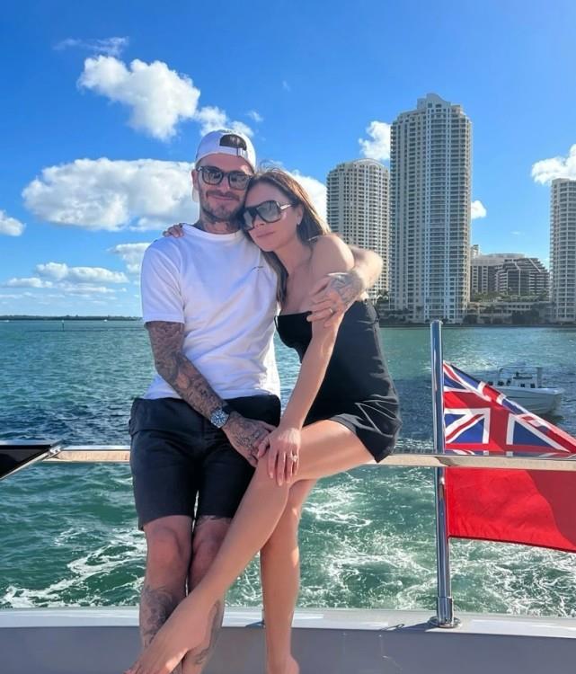 杨紫|贝克汉姆家乘豪华游艇度假，贝嫂体态真年轻，10岁小七身影秀丽