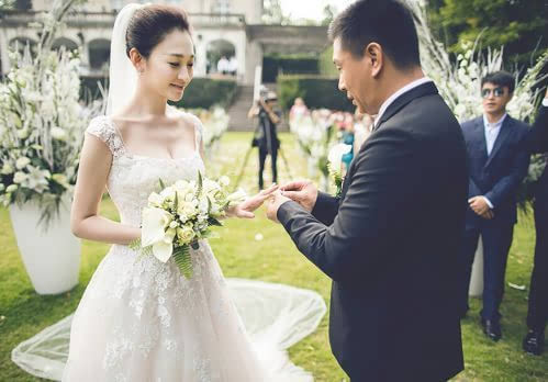 李小冉|李小冉穿深V礼裙挺显“挤”，徐佳宁曾当了她17年备胎？