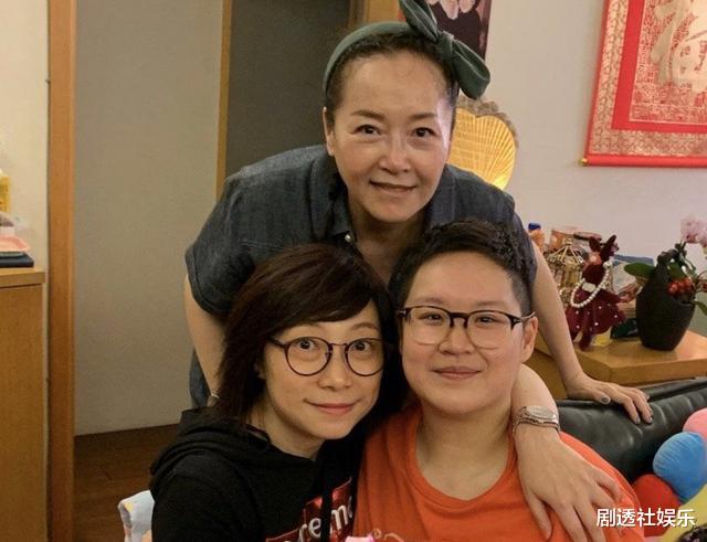 恬妞|香港著名女星恬妞经历两段失败婚姻，女儿打扮男性化，为护母成同性恋