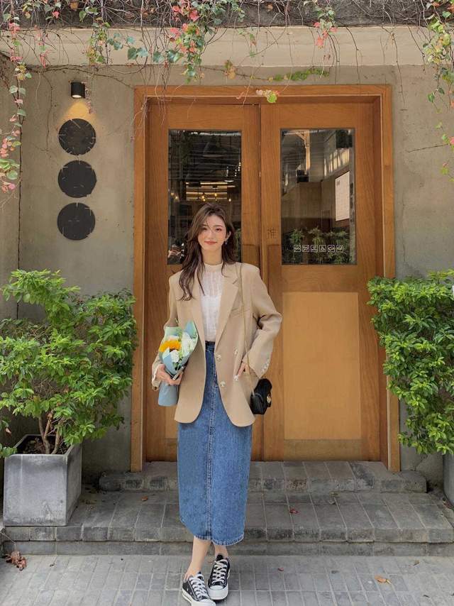 何有强|30+的女生建议多尝试优雅风，针织衫搭配高腰A字半身裙，高级减龄