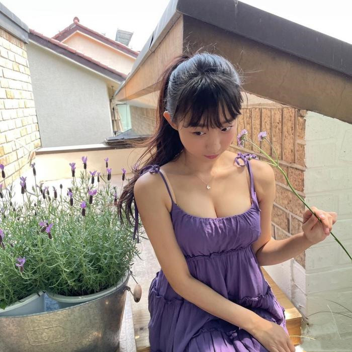 吊带裙|袭一抹吊带裙，嗅着房屋后的花草，尽享芬芳！