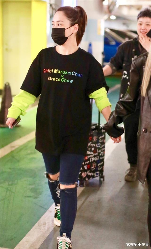 衣在配不在贵 阿娇无视身材短板，“上长下长”式穿法虽压个子，却意外显得时髦
