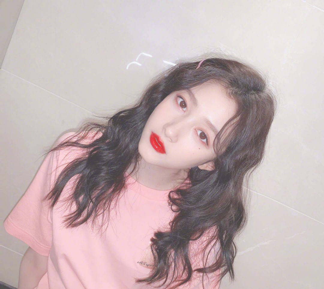 关晓彤|关晓彤与大学舍友合照曝光，看到合影之后，网友：她没有谦虚