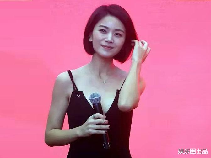 英雄岁月之王牌部队|曹曦文活动旧照火了，穿吊带裙亮相，形象变化太大引起热议