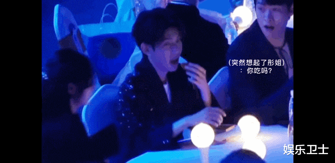 王源|中秋晚会王源台下分月饼，给了范丞丞和林允，却忘记分给关晓彤表情愣住