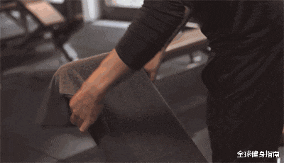 健身|知名网红街头脱衣引女粉舔腹肌？！网友：我的天，这都没被和谐？