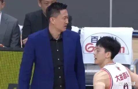 杜锋|杜锋派出4新星组成高个阵容，2米后卫正式上线，3大5号位高塔同时登场