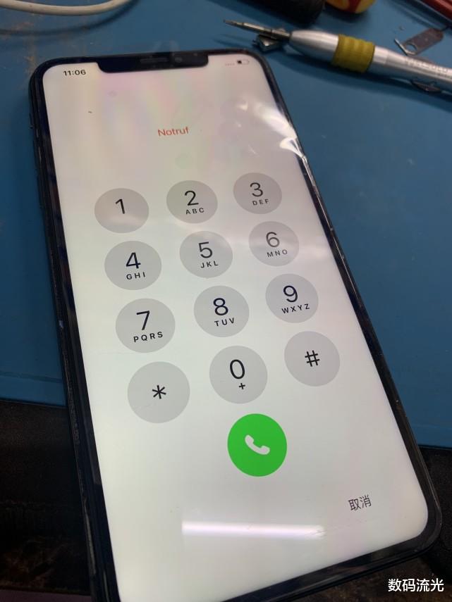 数码流光 女大学生在食堂打饭，手机突然发出“奇怪”声音，真是尴尬死了！