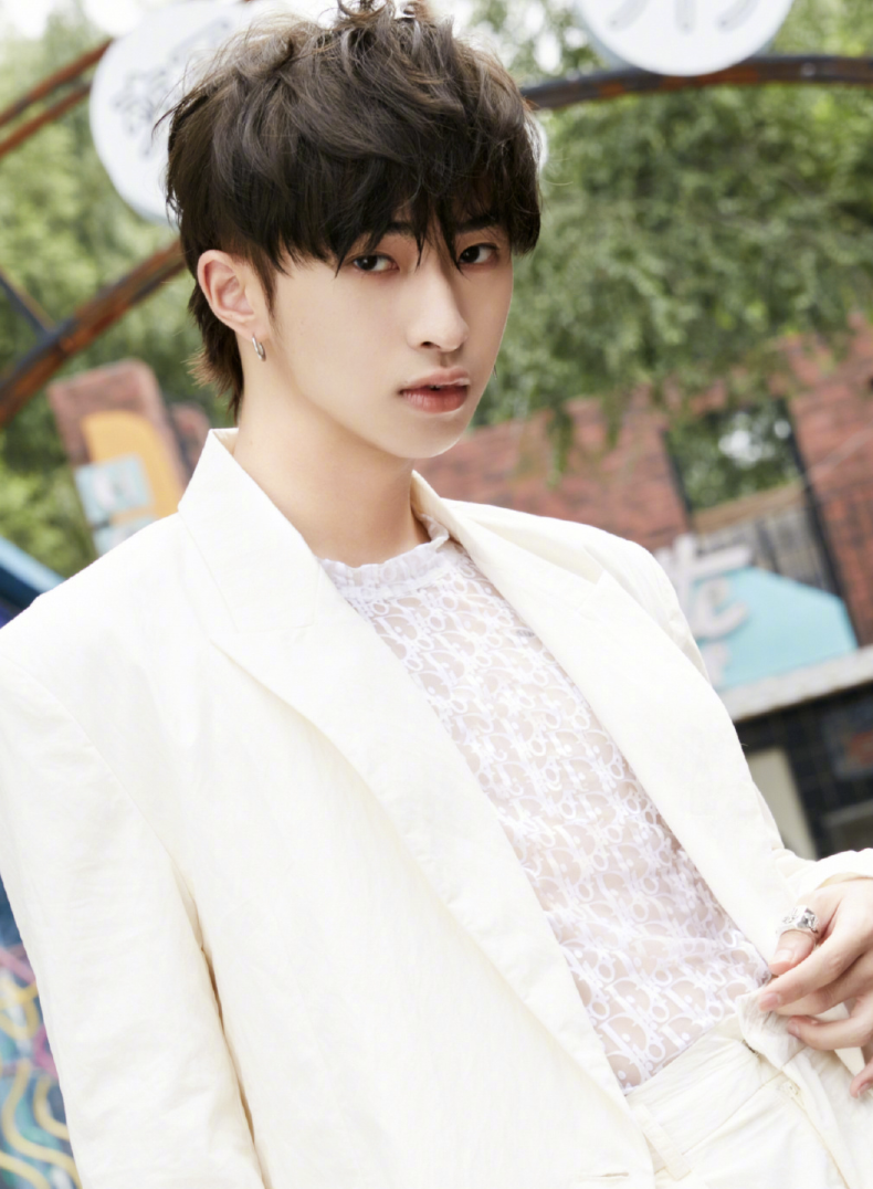 伊能静|伊能静儿子巴黎度假，再扮女装现身酒吧，穿长裙身材窈窕不输妈妈