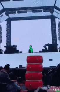 女主播 今天看直播，女主播的“xiong”掉了下来, 直播间瞬间炸开了锅。