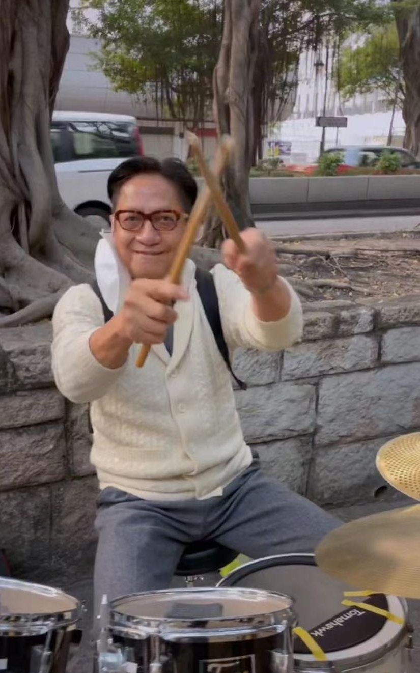 陈友|69岁港星跨年现身街头打鼓！坐树下背包随地放，鲜有人围观接地气