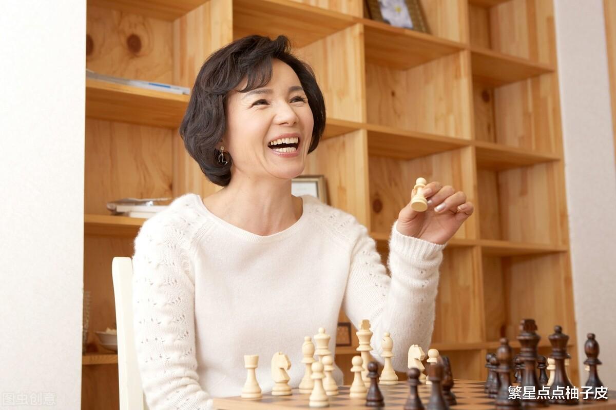 繁星点点柚子皮|中年女人“暗恋”你,会发出三个信号