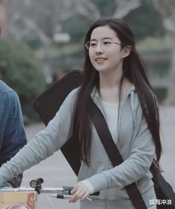 高圆圆|有一种尴尬叫“被发型封印颜值”，连高圆圆都被黄圣依艳压了