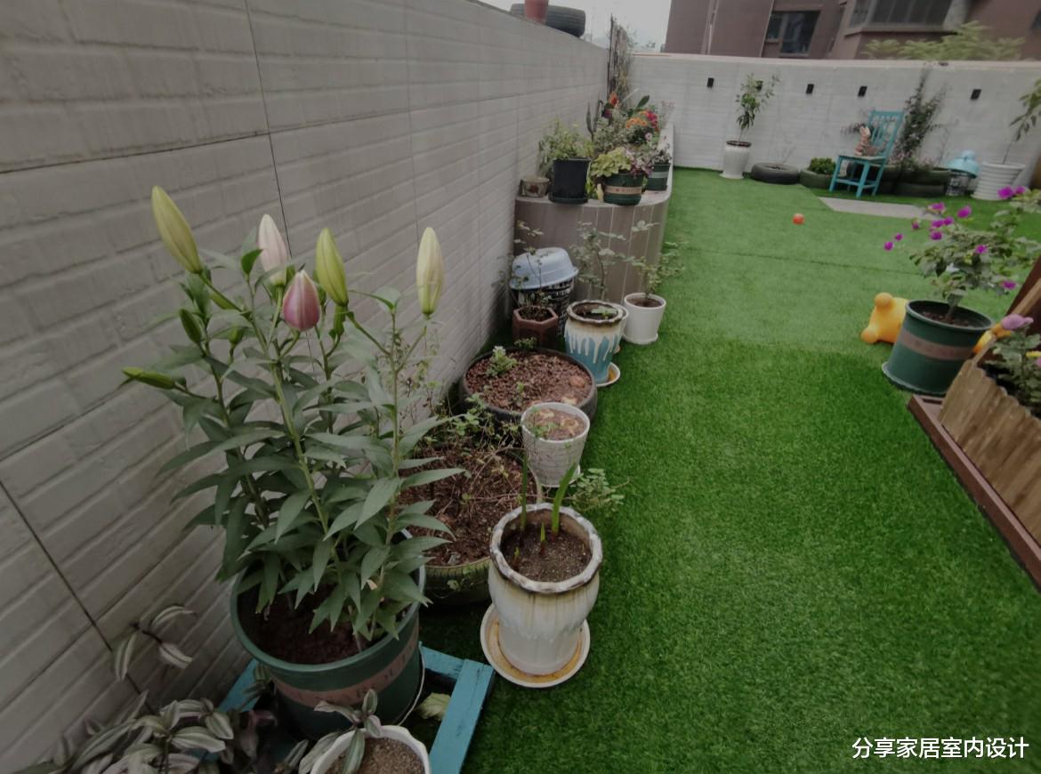 她家买二楼新房赠送80平露天超大阳台，真的是赚大了，让人羡慕！