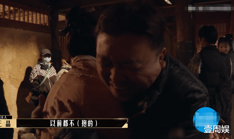 王晶|时隔28年,张敏跟王晶再次合作《客栈》,对方激动得献上拥抱!