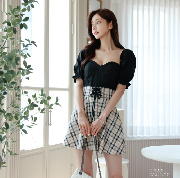 心壹文学|女神孙允珠时尚搭配：约德尔古调黑玫中欧田园衣裙