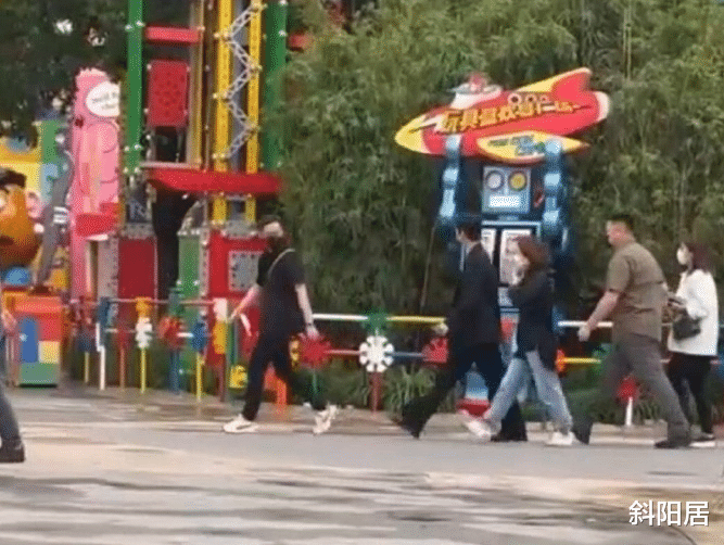 杨洋|杨洋热巴现身迪斯尼，被粉丝偶遇大方营业，各种互动非常甜蜜