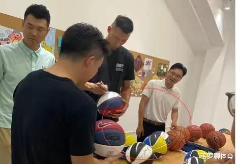 耐克|王仕鹏说出实话，耐克没要求却主动签名，发言自相矛盾网友很不满