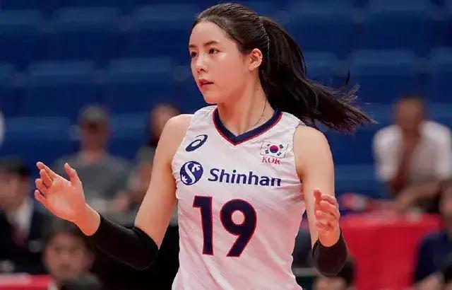 韩国队|韩国女排双胞胎出国后，姐姐暂时回国！霸凌事件后，二人低调很多