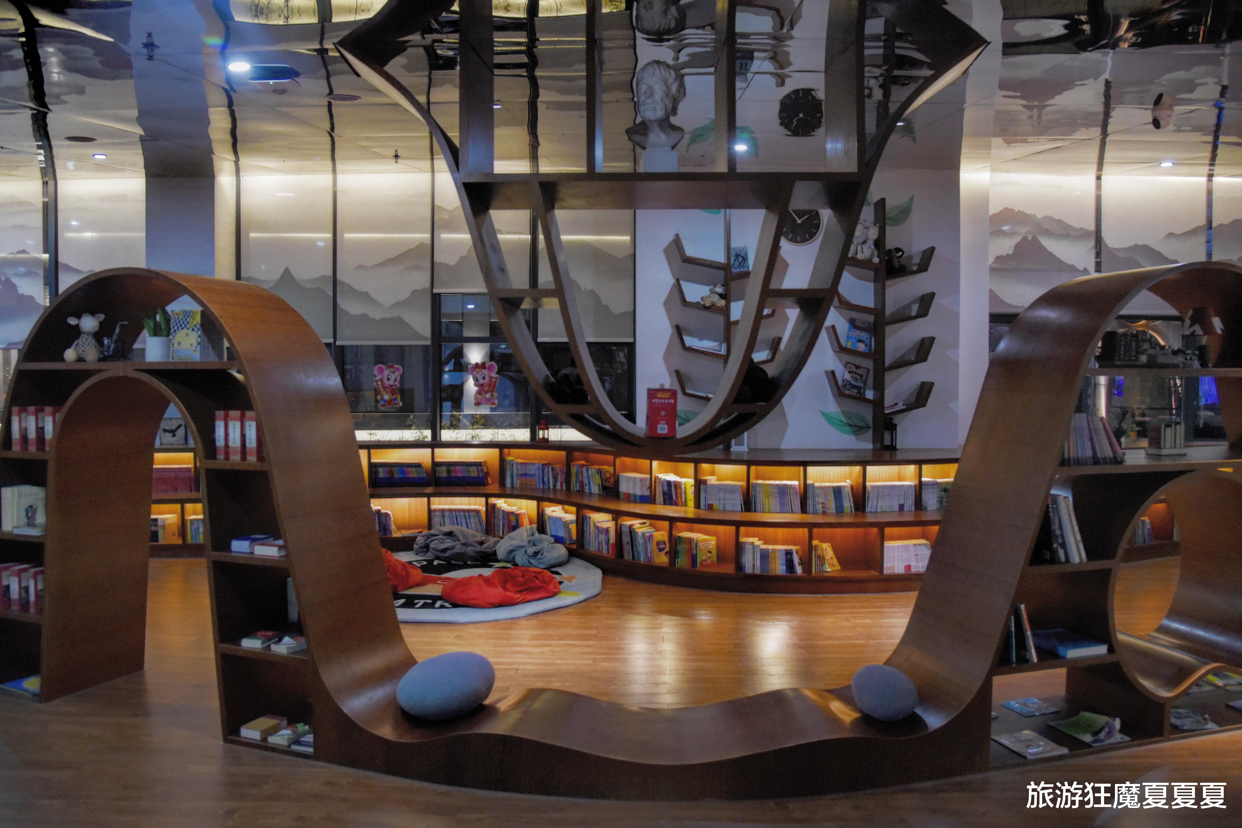 旅游狂魔夏夏夏 以云朵为主题的书吧见过吗？镜面效果无限延展，一呆就是一整天