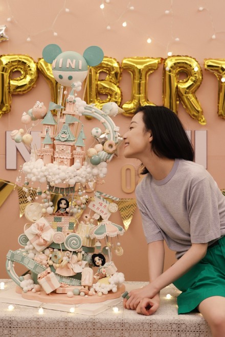 周润发|38岁佟丽娅与33岁倪妮，状态绝美，少女感十足，谁更胜一筹，引网友热议