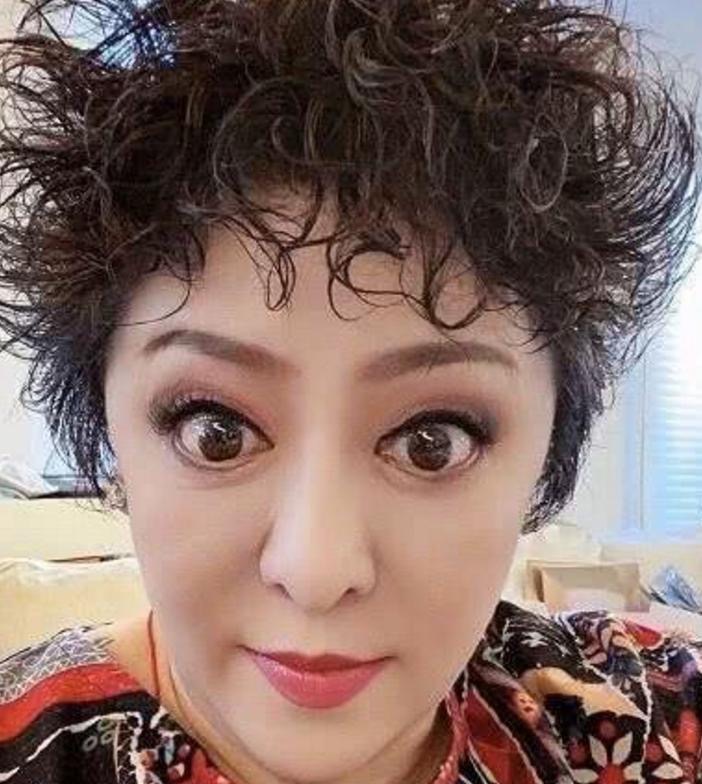 发型|向太越来越时髦，穿那么花的裙子还烫“泡面卷”，不土反而挺洋气