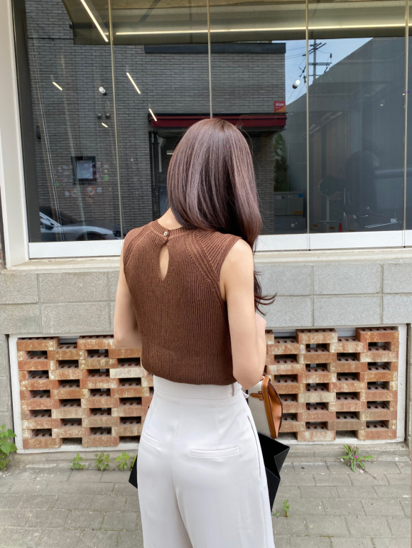 心壹穿搭|女神孙允珠高清时尚搭配:暗棕反扣桃心花慕针织无袖衫