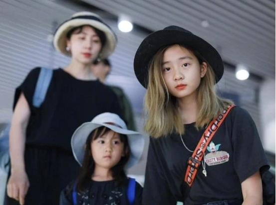 黄忆慈|15岁黄多多罕晒美照！挑染红发眼神犀利，化妆戴耳环显成熟