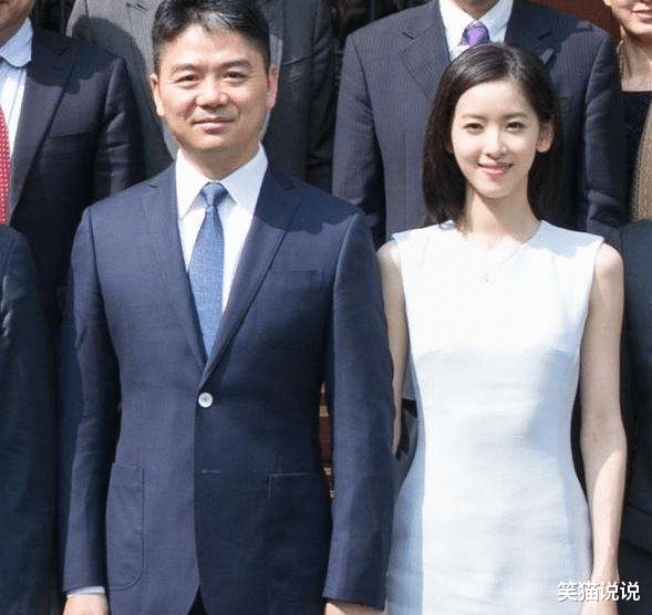 章泽天|章泽天首晒女儿正面照,妈妈脸部比女儿小,网友感慨太像刘强东了!