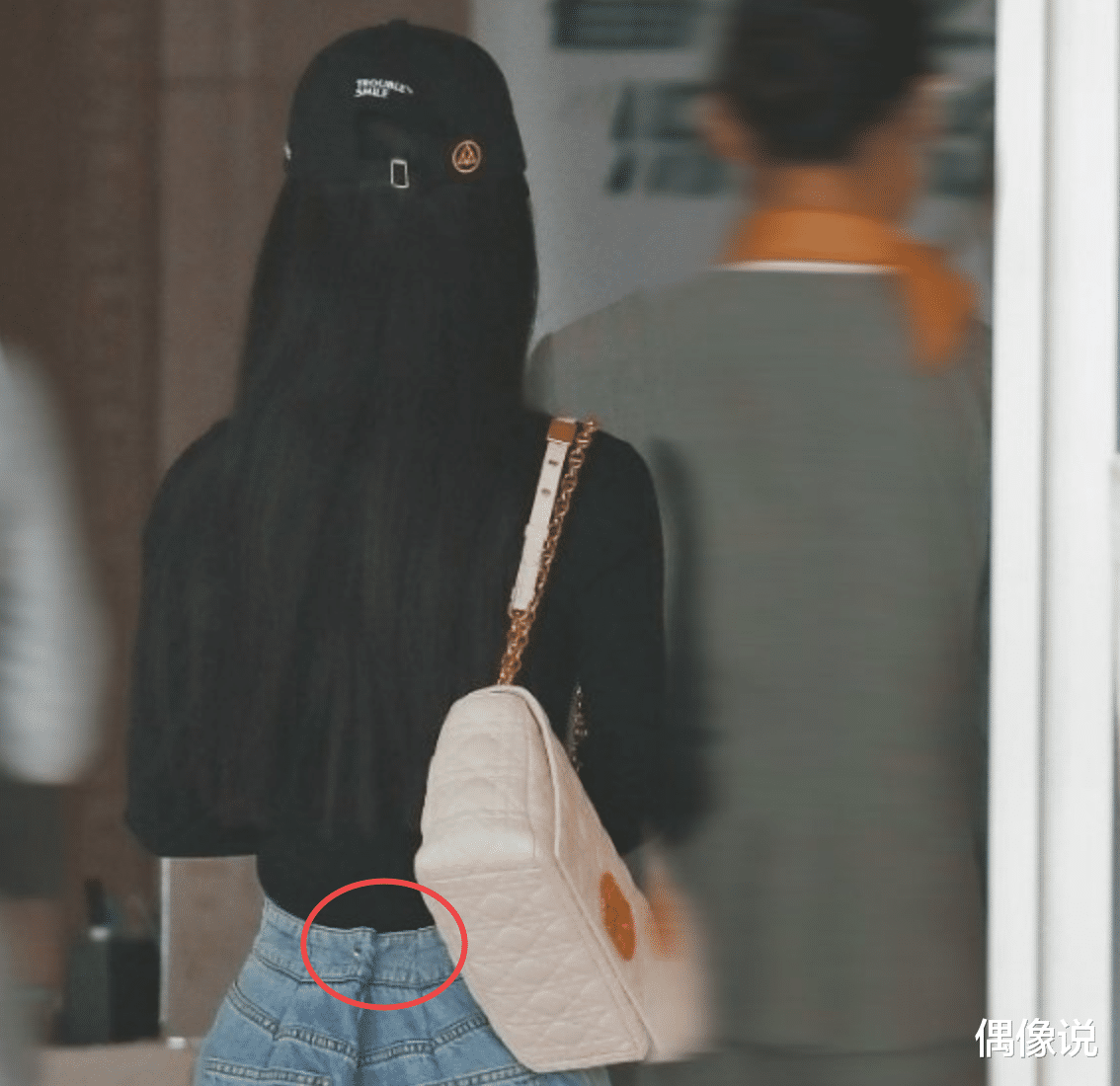 赵丽颖|离开冯绍峰的赵丽颖穿浴袍拍杂志，睡裤细节抢镜：不难过是假的