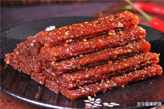 医生|吃一口等于用“钢丝球”刮胃，消化科医生：常吃1零食，胃迟早“烂透”