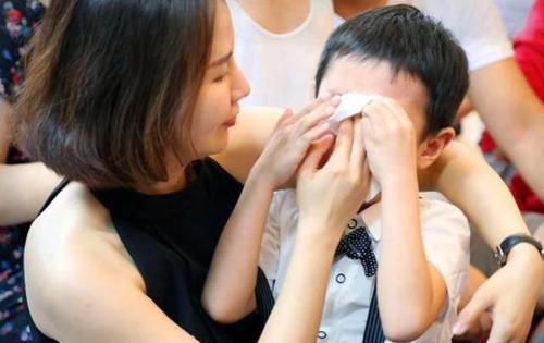 舜网 儿子的脸被同学“抓破相”，这位母亲的做法，让老师也心悦诚服