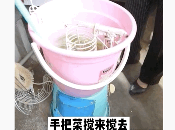 76岁大爷用科技宠妻,网友:这碗“狗粮”我干了