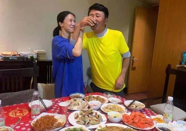 王楠|王楠一家三亚过年：奢华豪宅被曝光，大8岁富豪老公独饮万元茅台