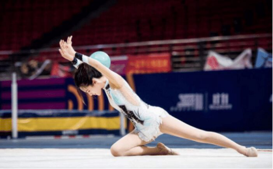 安悦溪|“糖宝”凭借体操走红，体态匀称，身材让人羡慕...