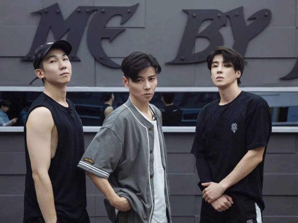 白举纲|白举纲官宣结婚，微博评论区成了“披哥”和“快男”团建的地方