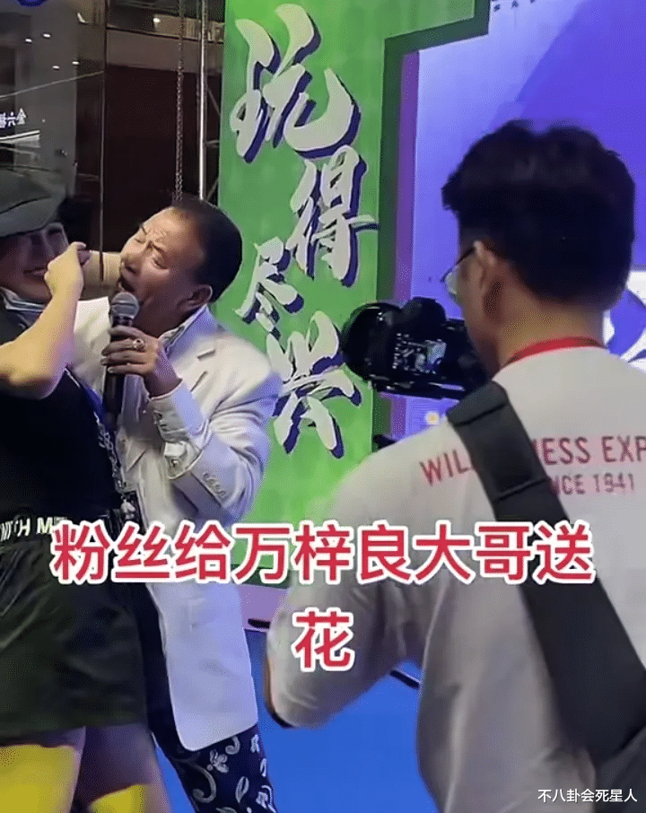 万梓良|64岁万梓良商演紧搂美女不撒手，身材消瘦头发稀疏，晚年拼命工作