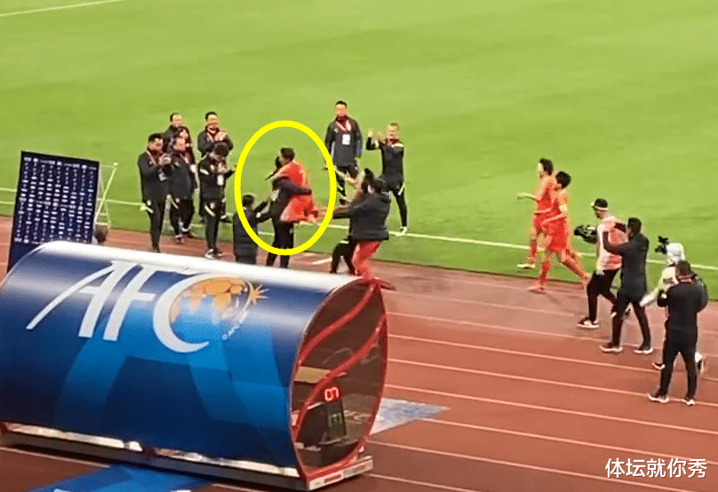 贾秀全|女足4-3逆转！贾秀全道歉，球迷却认为他该下课，谁注意王霜的举动