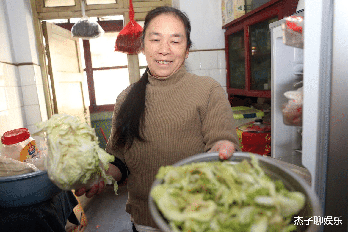 两个女人 55岁保姆拒婚68岁大学教授，得知原因后，网友：这才是人间清醒