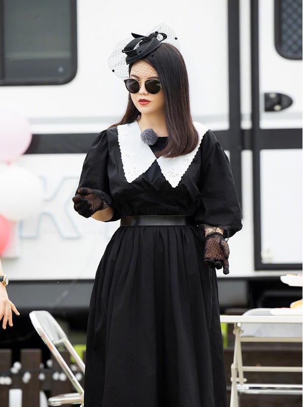 穿衣搭配|李湘的蛇身材一看就是富婆，一身艳丽的红裙造型，被撑得紧绷绷的