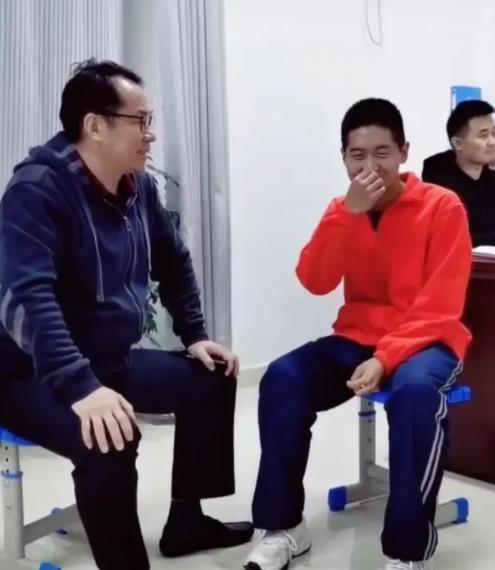 练习生|养姐晒孙卓的奖状，称其永远是姐姐心中的佼佼者，网友：快闭嘴吧