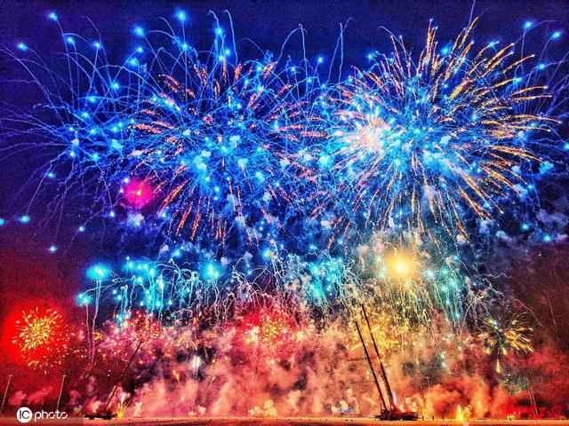 中工网 绝美！今晚，成都天府国际机场上演烟花大秀